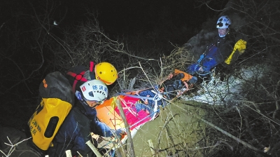 驢友登封玉皇溝墜崖14小時后獲救 有償救援能攔住驢友任性冒險嗎？