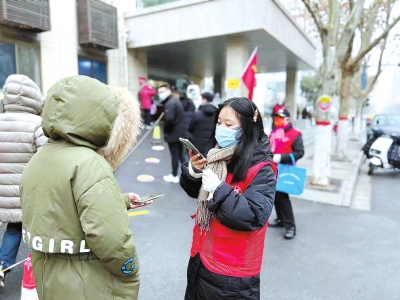 眾人爭當(dāng)鄭州抗疫“紅馬甲” 想報名者可通過社區(qū)電話咨詢