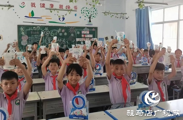 守護童年美好 共享健康生活 蒙牛學(xué)生奶（駐馬店）推廣中心為確山縣學(xué)生送上“六一愛心禮包”