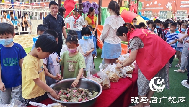 確山縣任店鎮(zhèn)曹莊小學舉行愛心捐贈活動