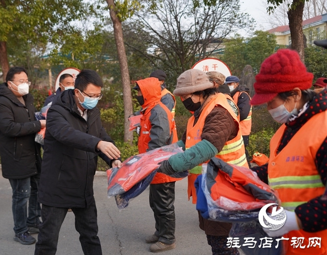 正陽(yáng)縣總工會(huì)：“愛(ài)心棉衣”送給一線(xiàn)環(huán)衛(wèi)工