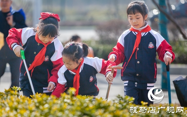 駐馬店實驗小學(xué)開展“三月雷鋒行 溫暖似春風(fēng)”學(xué)雷鋒系列志愿活動