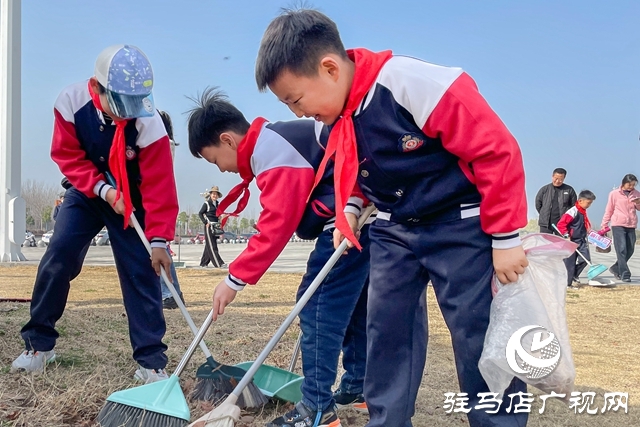 駐馬店實驗小學(xué)開展“三月雷鋒行 溫暖似春風(fēng)”學(xué)雷鋒系列志愿活動