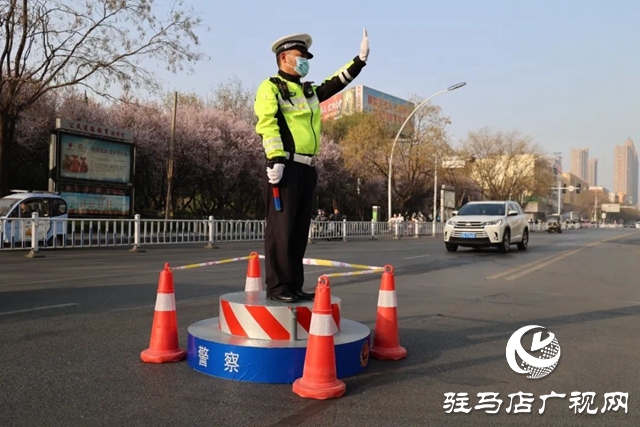  颯！駐馬店交警“文明示范形象崗”亮相街頭