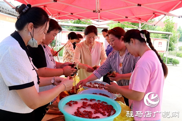 驛城區(qū)古城街道大余莊社區(qū)：包粽子比賽傳承文化 分粽子增進(jìn)鄰里情誼