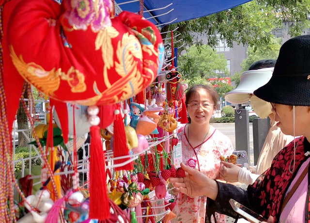 駐馬店：“香”約端午 香包俏銷