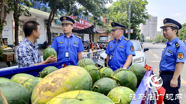 驛城區(qū)：“城管藍(lán)”戰(zhàn)高溫守護(hù)城市“容顏”