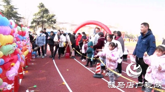 遂平縣第三幼兒園舉行“喜迎龍年 廟趣橫生”元旦廟會(huì)