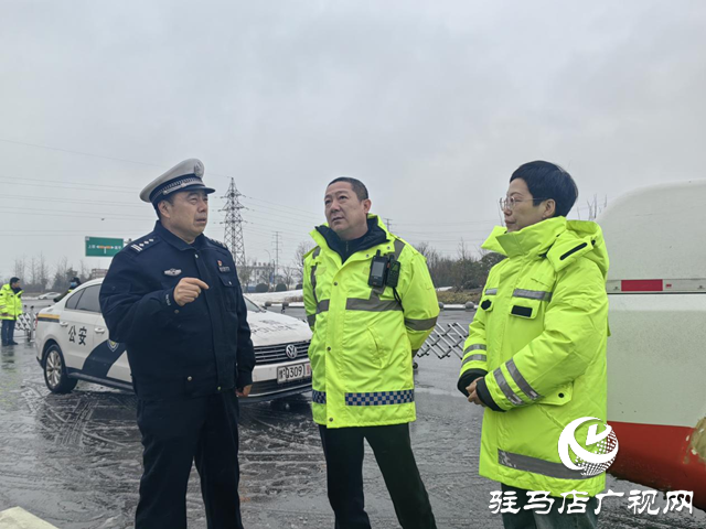 除雪化冰，警車帶道!冰凍天氣駐馬店高速交警護(hù)航平安路