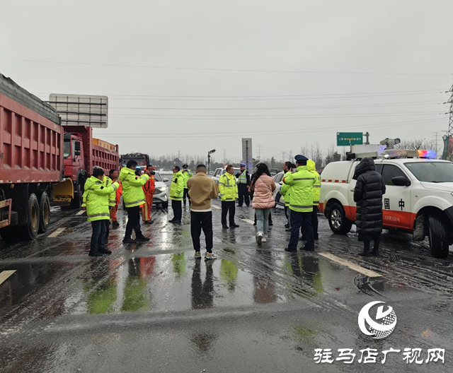 除雪化冰，警車帶道!冰凍天氣駐馬店高速交警護(hù)航平安路