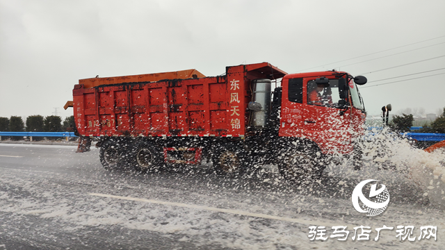 除雪化冰，警車帶道!冰凍天氣駐馬店高速交警護(hù)航平安路