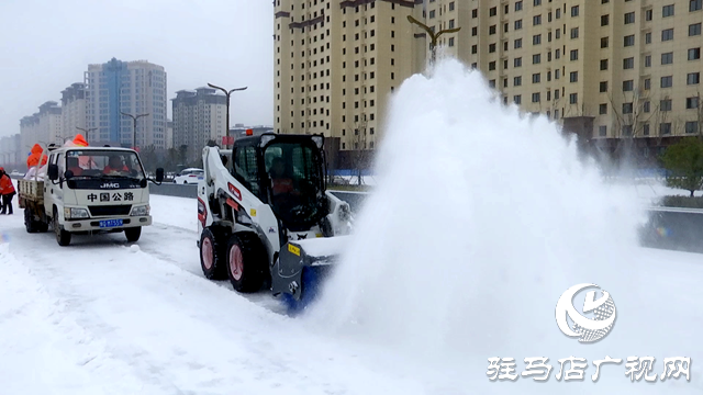 正陽(yáng)縣公路事業(yè)發(fā)展中心緊急鏟冰除雪保暢通