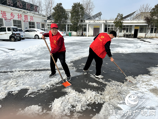 新蔡縣頓崗鄉(xiāng)團(tuán)委開展學(xué)雷鋒做好事掃雪除冰志愿服務(wù)活動