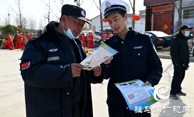 西平交警深化“美麗鄉(xiāng)村行”交通安全宣傳工作