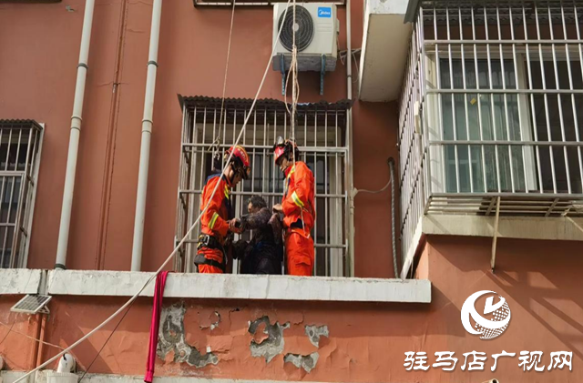 驚險！老人被困5樓空調平臺 駐馬店消防緊急救援