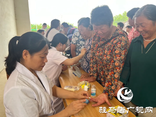 駐馬店市第一人民醫(yī)院走進(jìn)平輿甘港開(kāi)展“紅會(huì)送醫(yī)”健康義診活動(dòng)
