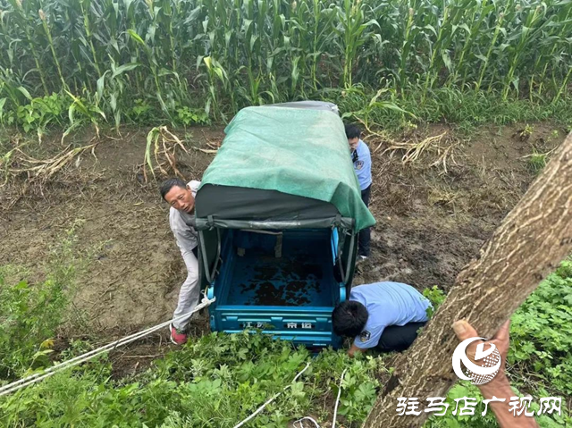 雨天路滑三輪車(chē)側(cè)翻 西平警民合力救援