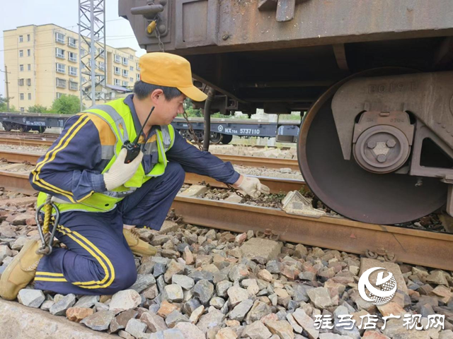 不懼高溫“烤”驗  鐵路調車員高溫作業(yè)保貨運