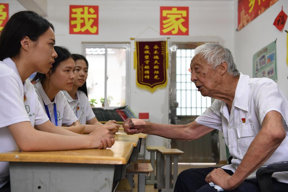 “螢火蟲”之光，照亮這間“陋室講堂”