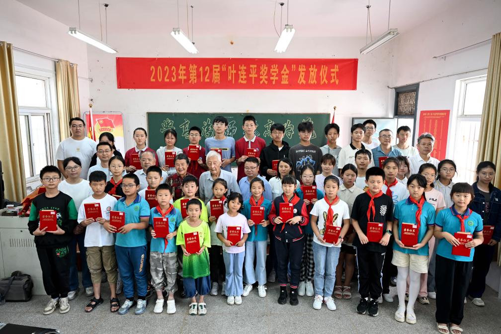 “螢火蟲”之光，照亮這間“陋室講堂”