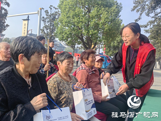 驛城區(qū)香山街道：孝心饅頭大派送 重陽(yáng)節(jié)溫暖老人心