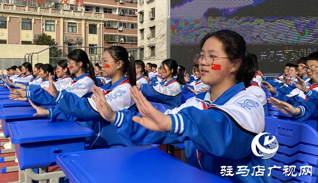 駐馬店市第四中學(xué)舉辦“舞動(dòng)夢想 華美綻放”課桌舞比賽