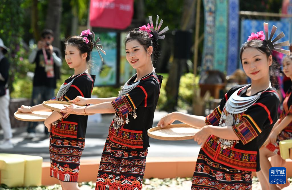 第十二屆全國少數(shù)民族傳統(tǒng)體育運(yùn)動會民族大聯(lián)歡活動在三亞舉行