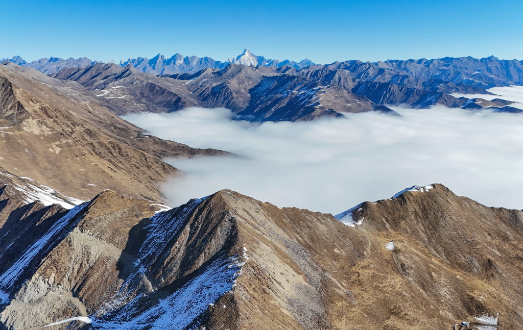 夾金山：冬日云海漫山間