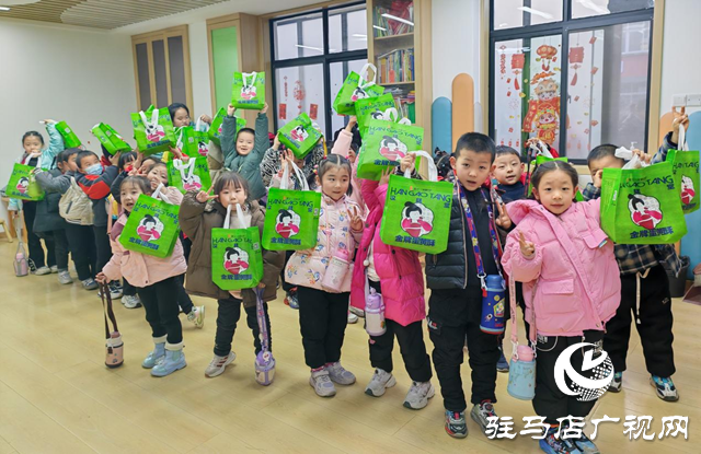 黃淮學(xué)院教師到駐馬店市殘聯(lián)博愛幼兒園開展愛心慰問