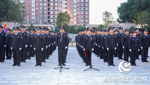 駐馬店市公安局經(jīng)濟(jì)開(kāi)發(fā)區(qū)分局舉行人民警察節(jié)升旗宣誓儀式