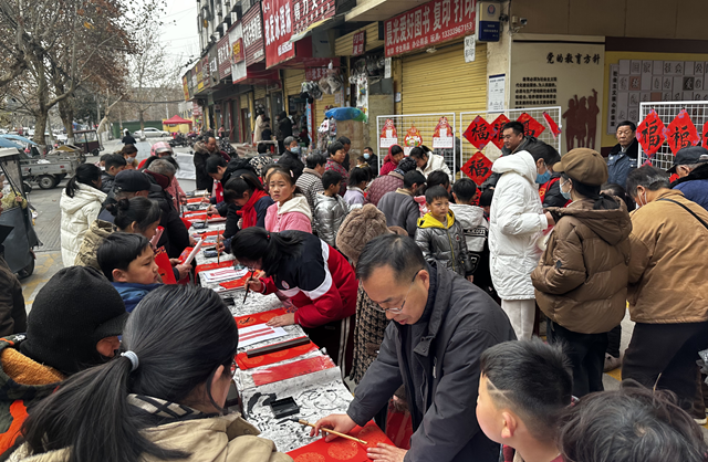 駐馬店市第一小學(xué)：師生攜手書(shū)春韻 義寫(xiě)春聯(lián)賀新年