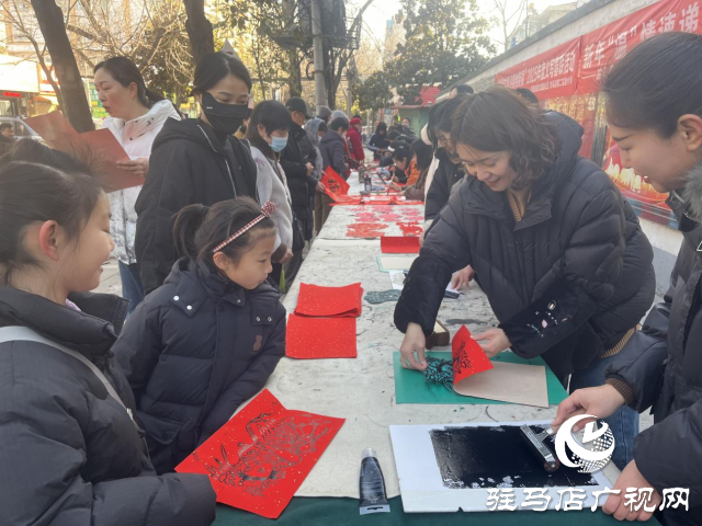 驛城區(qū)西園街道辦事處開(kāi)展“書香傳文明 迎春納新福”義寫春聯(lián)活動(dòng)