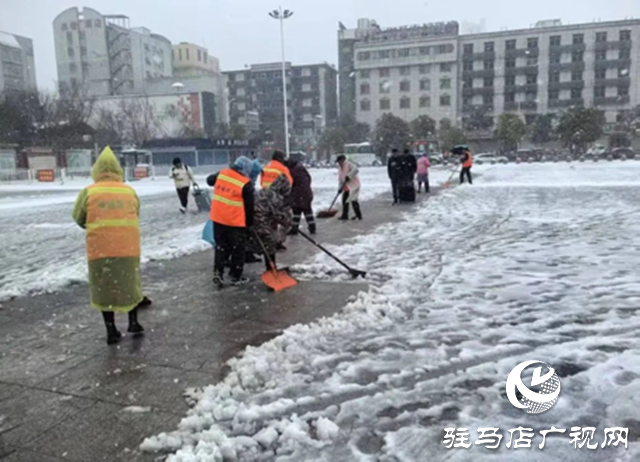 驛城區(qū)城管局：迎戰(zhàn)大雪保暢通 晝夜奮戰(zhàn)顯擔當