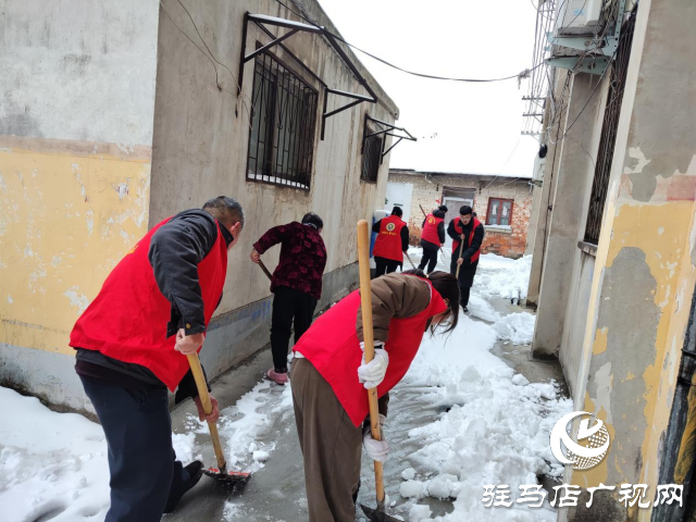 確山縣生產(chǎn)街社區(qū)：破冰除雪護民生 志愿服務(wù)暖人心