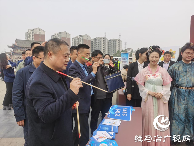 駐馬店市保險(xiǎn)行業(yè)協(xié)會(huì)組織開展保險(xiǎn)知識(shí)普及與民俗文化活動(dòng)