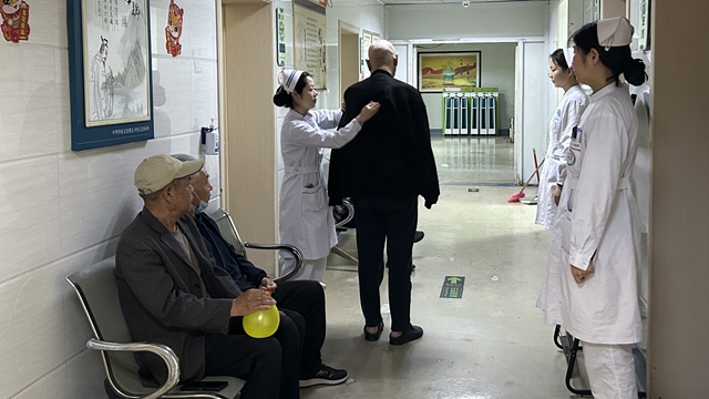 呼吸康復(fù)路，護(hù)患同行時(shí)——駐馬店市第二中醫(yī)院帶領(lǐng)患者開展呼吸操運(yùn)動(dòng)
