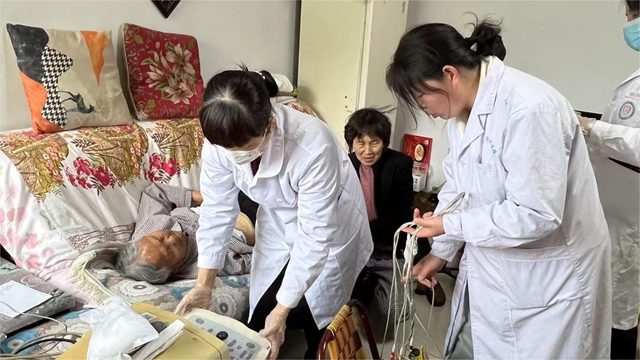  “零距離”守護(hù)健康！駐馬店市第二中醫(yī)院新華社區(qū)為失能老人上門體檢