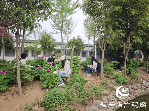 <strong>駐馬店職業(yè)技術學院書畫藝術專業(yè)學生開展實踐教學</strong>
