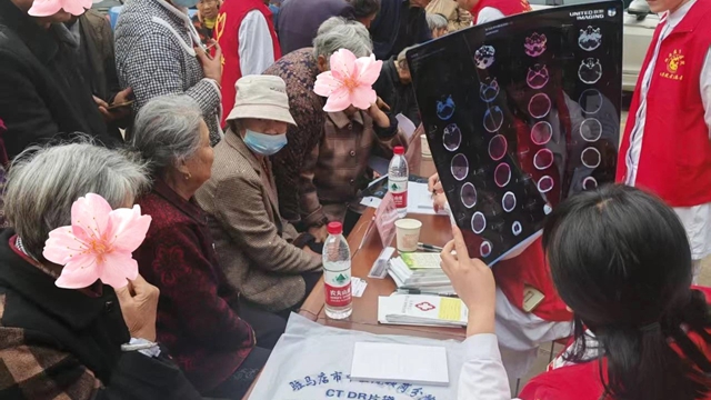 駐馬店市中醫(yī)院到新蔡頓崗鄉(xiāng)衛(wèi)生院開展多學(xué)科義診活動(dòng)