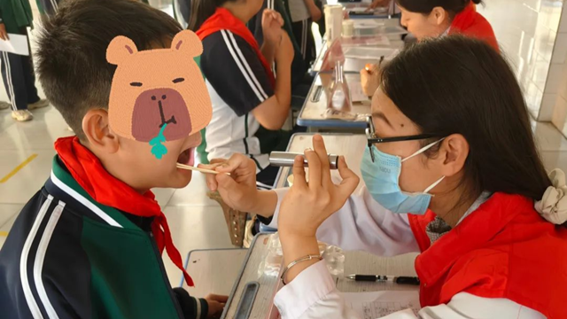 春意融融護(hù)童心 健康種子播校園——駐馬店市中醫(yī)院“送醫(yī)下基層 健康進(jìn)校園”志愿活動(dòng)走進(jìn)馮張莊小學(xué)