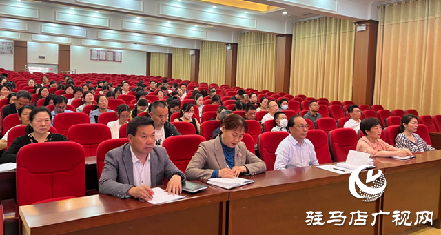 駐馬店市第二初級中學舉行師德報告會