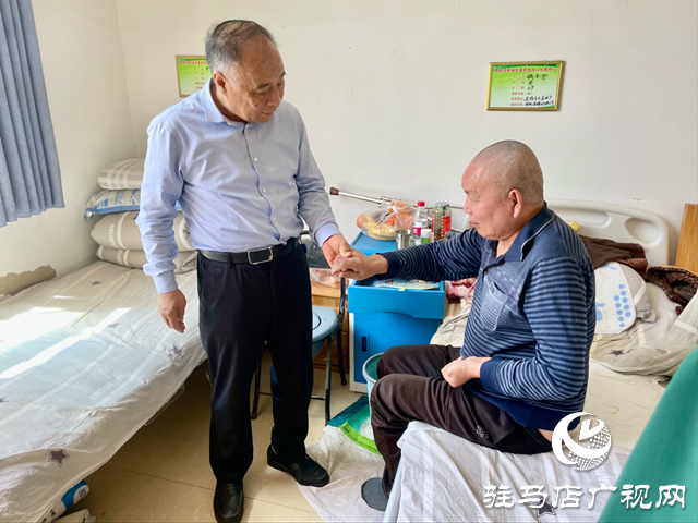 中國殘聯(lián)副主席張銀良看望殘疾人
