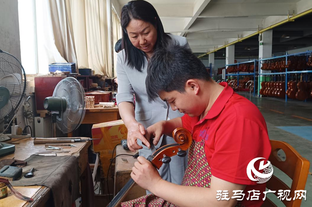 郭新社：精耕細(xì)作琴產(chǎn)業(yè) 琴韻悠揚(yáng)傳世界