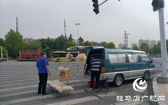  示范區(qū)城管局：全天候整治流動(dòng)攤點(diǎn)還路于民保暢通