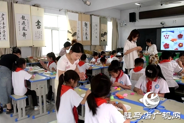 駐馬店幼兒師范高等?？茖W(xué)校赴遂平開展幫扶活動