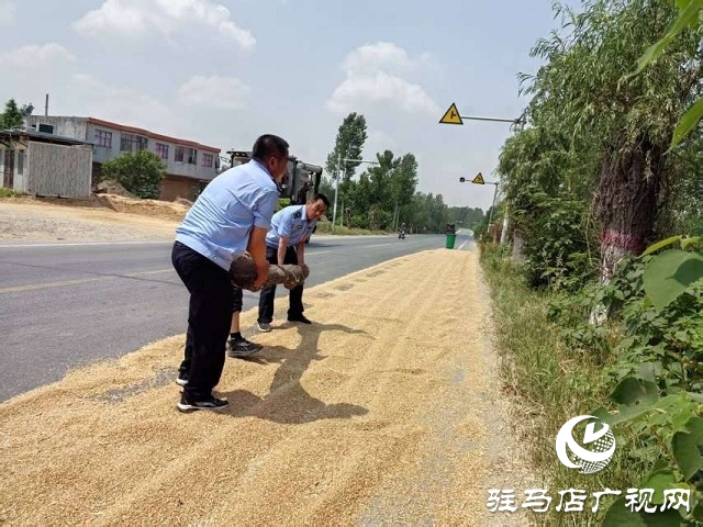  新蔡縣佛閣寺鎮(zhèn)：清理占道打場(chǎng)曬糧 為道路暢通“護(hù)航”